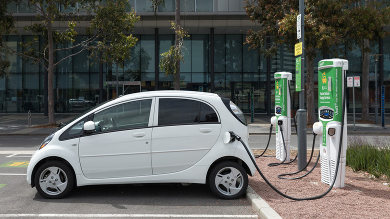 Bočni snimak Mitsubishija i-MiEV na stanici za punjenje