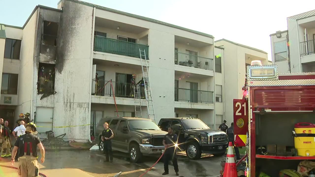 Houston apartment residents rescued from balconies amid 2-alarm fire - AOL