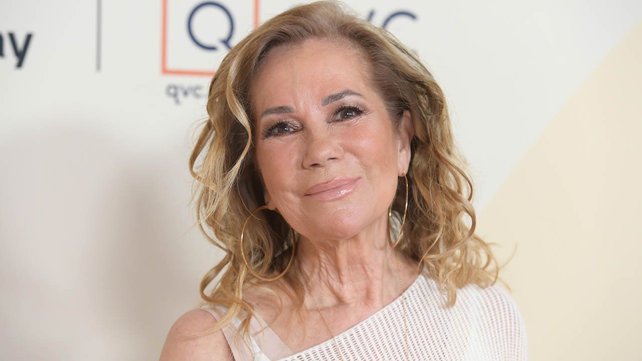 Kathy Lee Gifford de pie en el evento de lanzamiento de QVC Q50 Age Of Possibility en Santa Mónica, California
