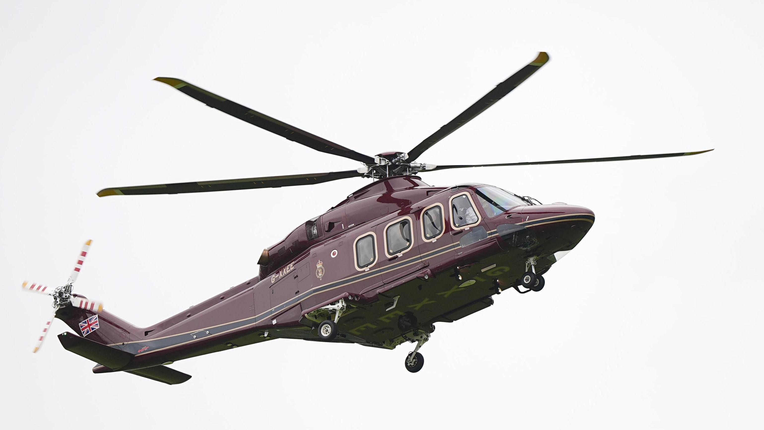 Un helicóptero de color violeta oscuro en el cielo.