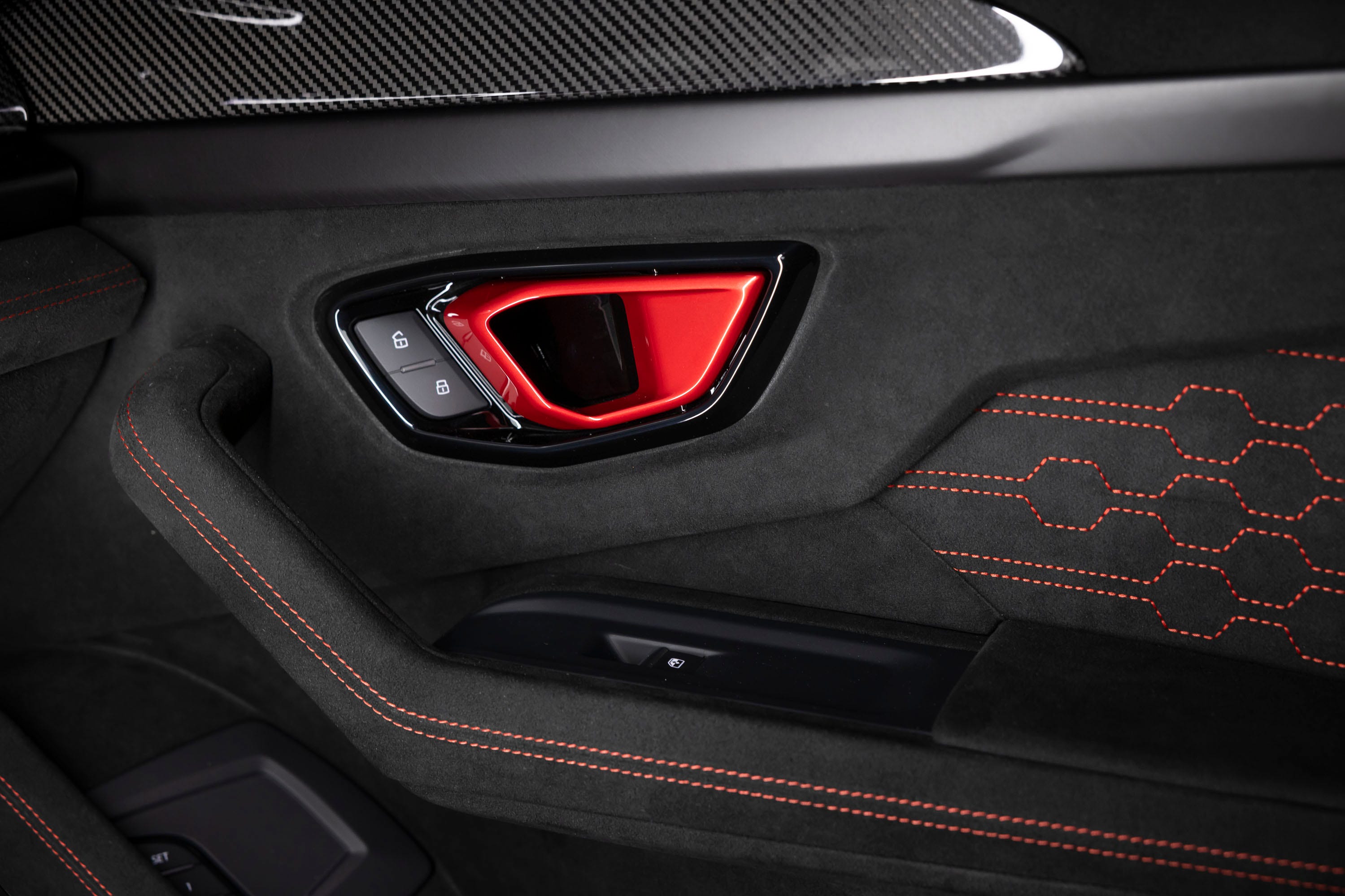 View Interior Photos Of The 2027 Lamborghini Urus SE Performante AOL