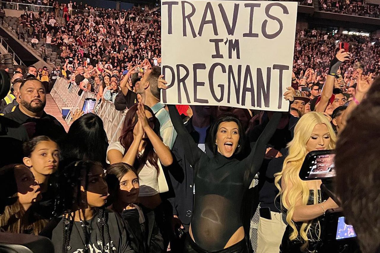 Kourtney Kardashian holding up the signCredit: Instagram/kourtneykardash