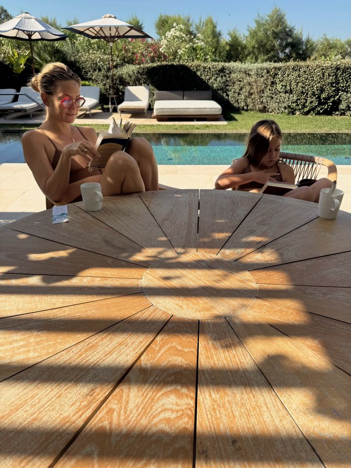 Η Kate Hudson μοιράζεται φωτογραφίες από τις οικογενειακές της διακοπές στην Αθήνα, Ελλάδα με τα παιδιά της, την 7χρονη Rani και τον 14χρονο Bingham, στις 2 Ιουλίου 2026. Credit: Kate Hudson/Instagram