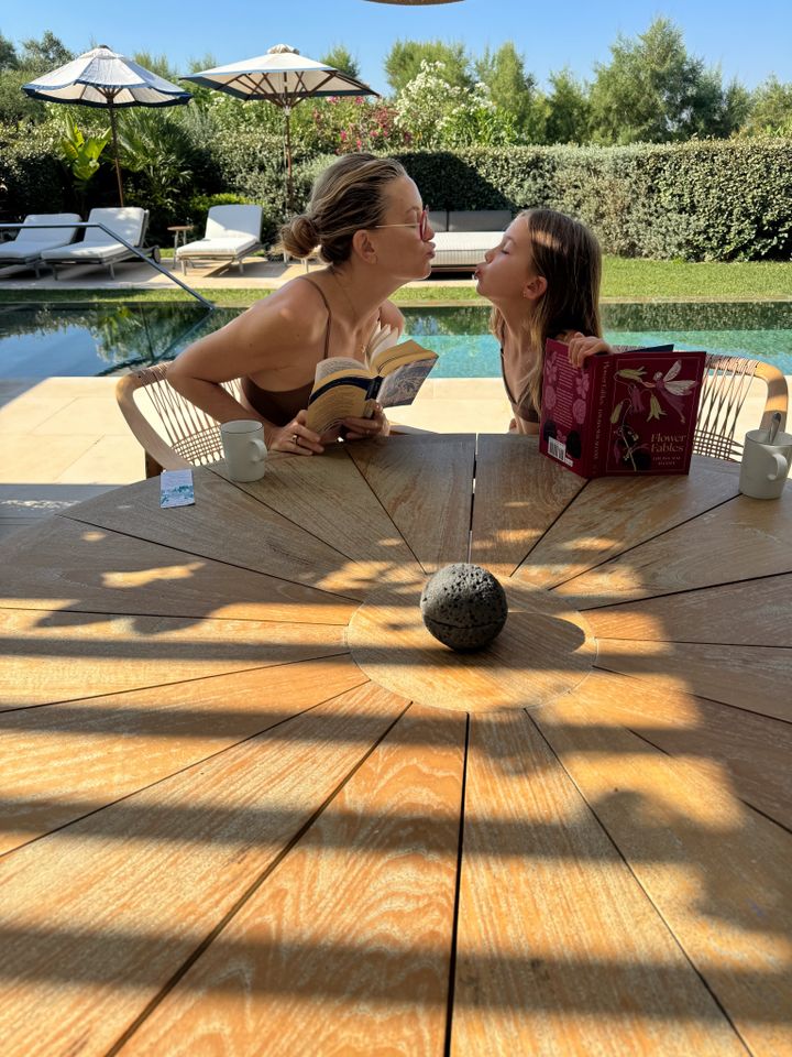 Η Kate Hudson μοιράζεται φωτογραφίες από τις οικογενειακές της διακοπές στην Αθήνα, Ελλάδα με τα παιδιά της, την 7χρονη Rani και τον 14χρονο Bingham, στις 2 Ιουλίου 2026. Credit: Kate Hudson/Instagram