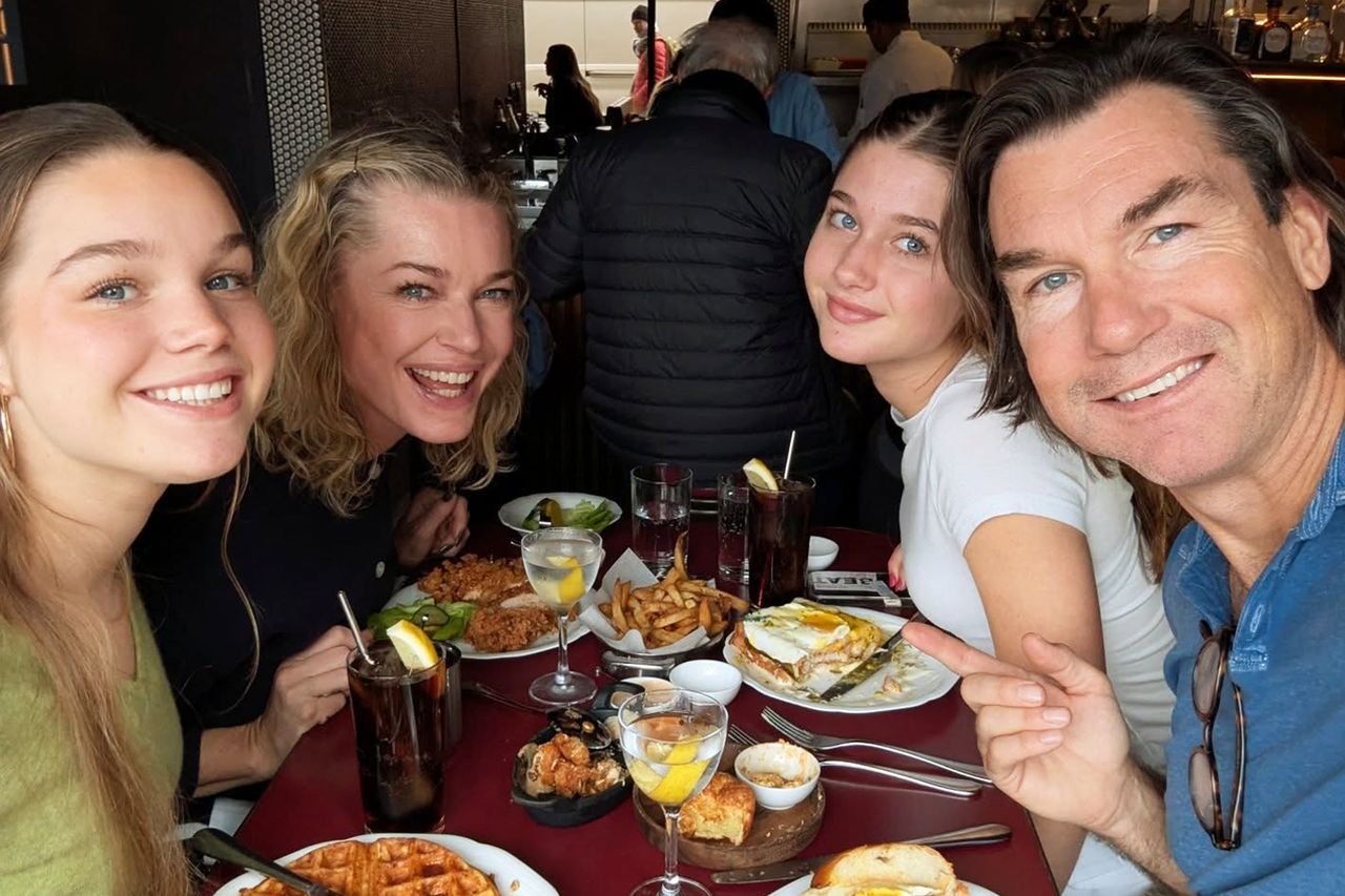 Jerry O'Connell e Rebecca Romijn com suas filhas gêmeasCrédito: Jerry O'Connell/Instagram