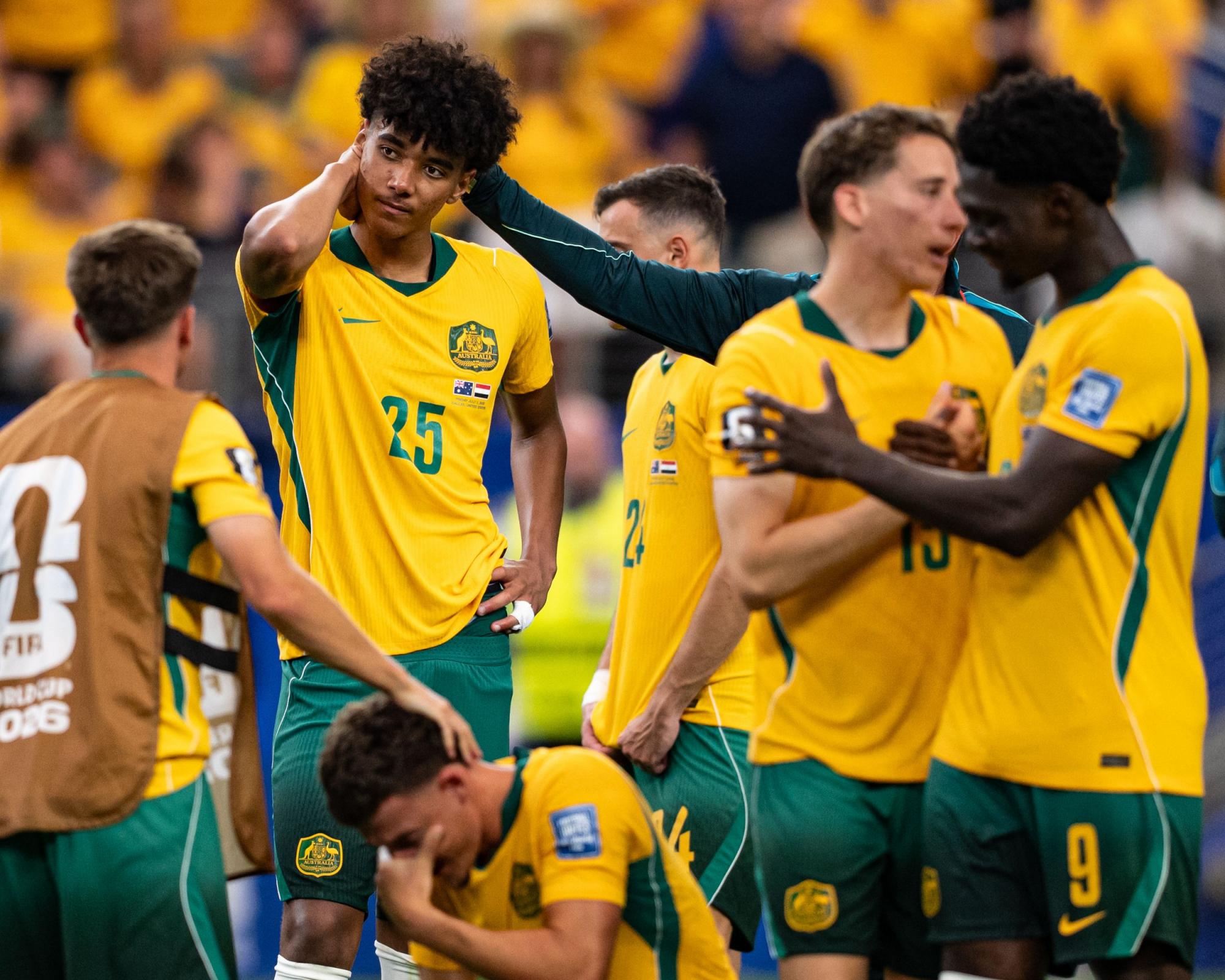 Australia bị chỉ trích "hèn nhát" khi để cầu thủ 18 tuổi sút penalty 4 We're all here for him': Socceroos rally around Lucas Herrington after last-32 shootout miss - AOL