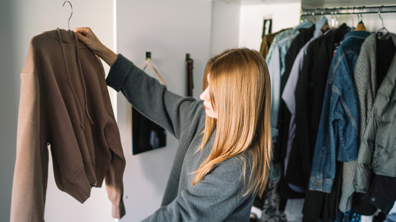 Here's How To Properly Color Coordinate Your Closet (& What Can Go ...