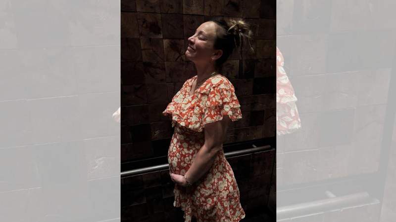 Kaley Cuoco posó con un vestido floral mientras acunaba su panza en una de las instantáneas.@KALEYCUOCO/INSTAGRAM