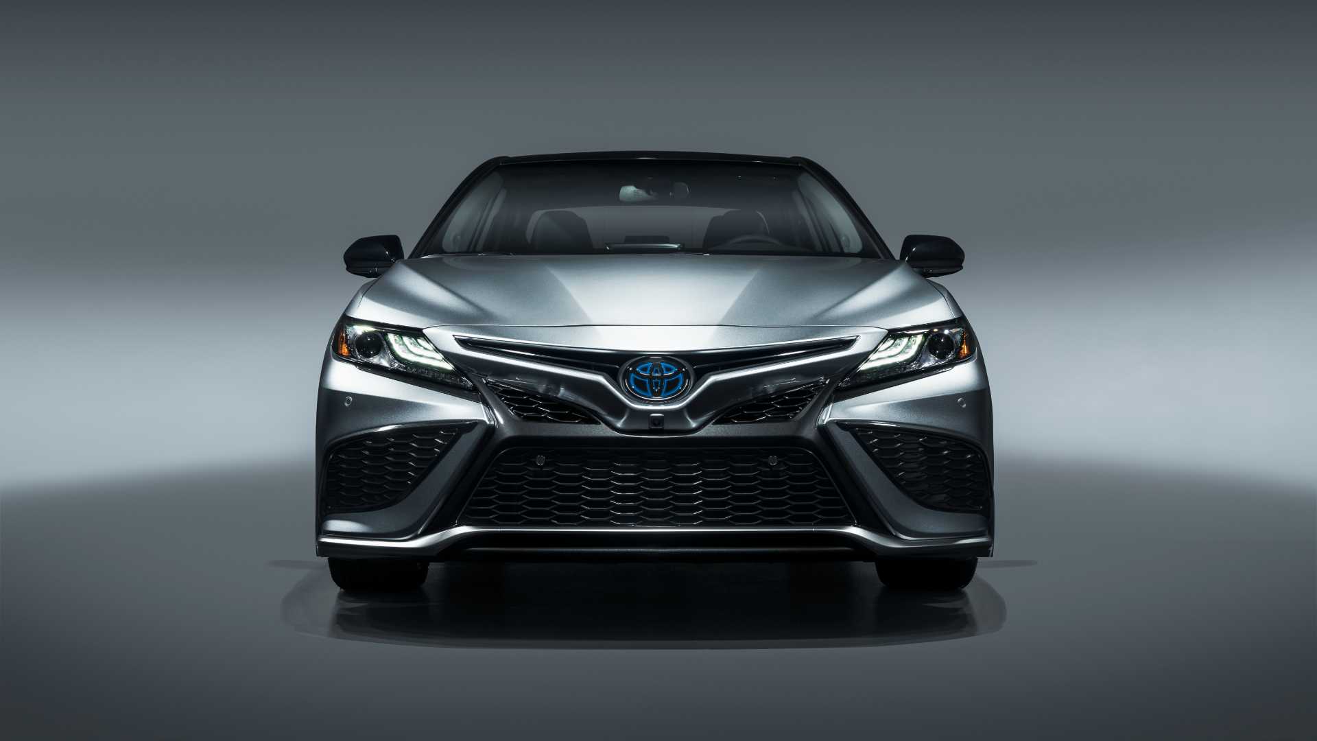 Toyota Camry Hybrid iz 2021 