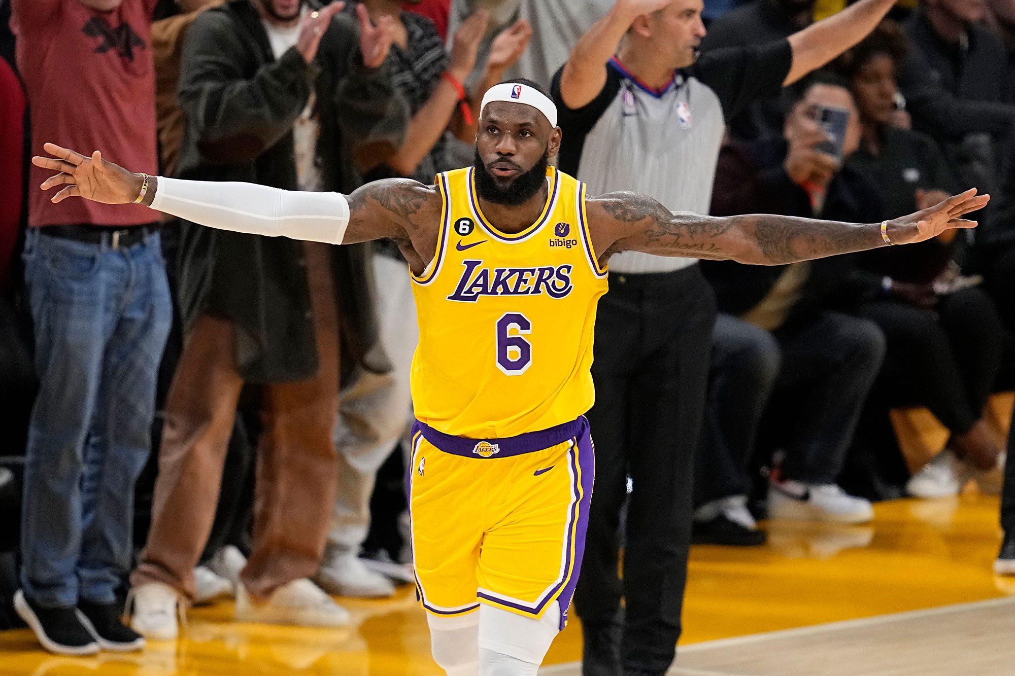 LeBron James sweepstakes swells to six teams as rumors swirl - AOL