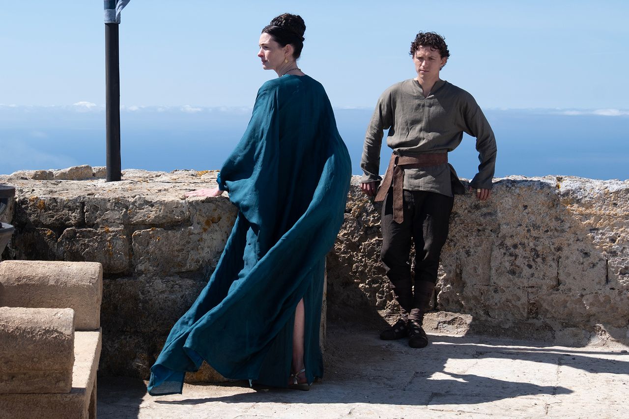 Anne Hathaway como Penélope y Tom Holland como Telémaco en La OdiseaCrédito: Melinda Sue Gordon/Universal Pictures