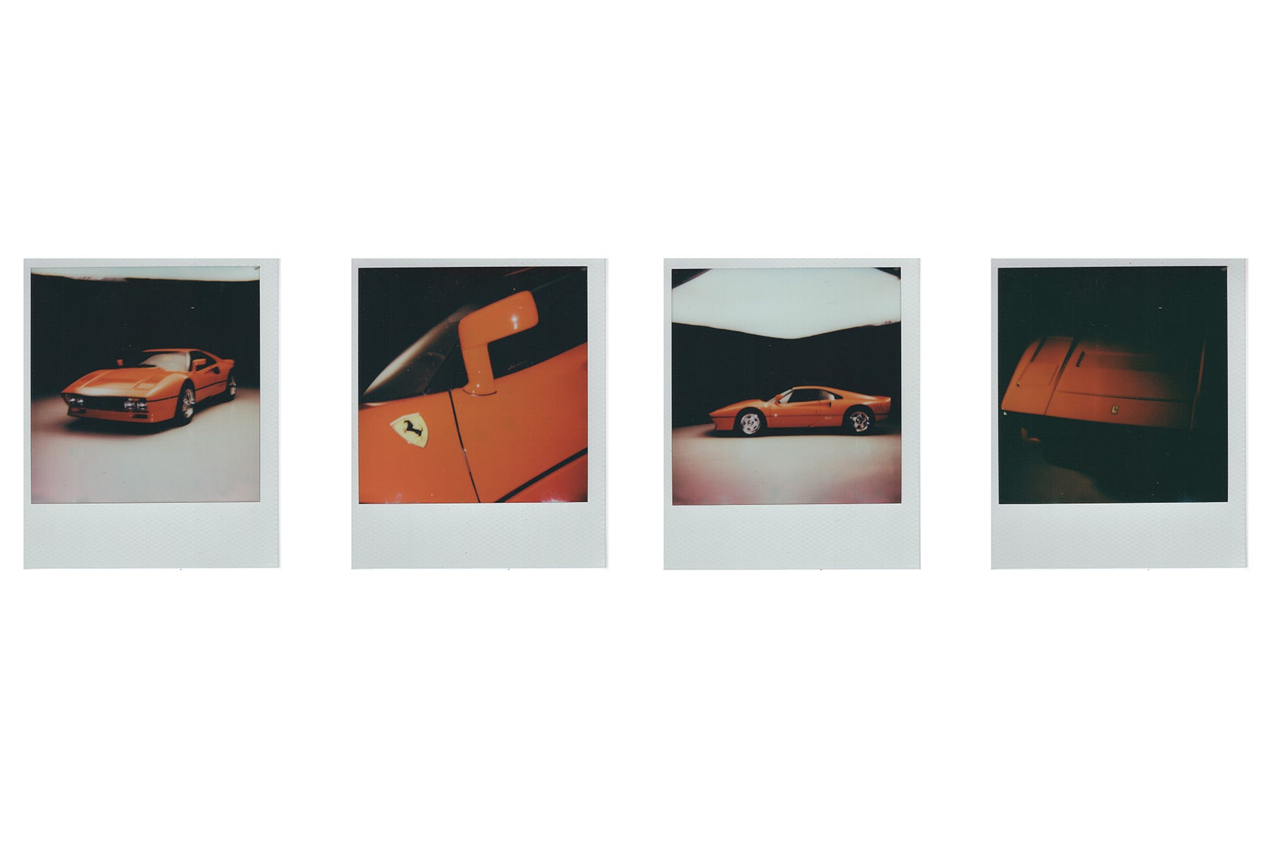 vintage polaroid fotografije koje prikazuju klasični crveni sportski automobil iz različitih kutova.