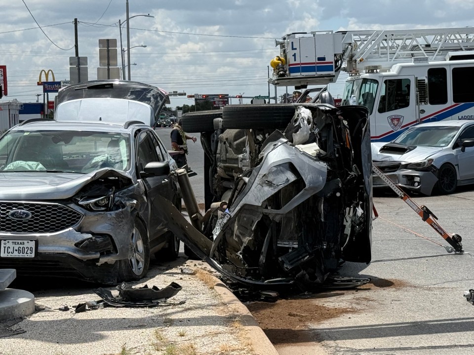 2 hospitalized after 3-vehicle rollover wreck on Bryant Boulevard - AOL