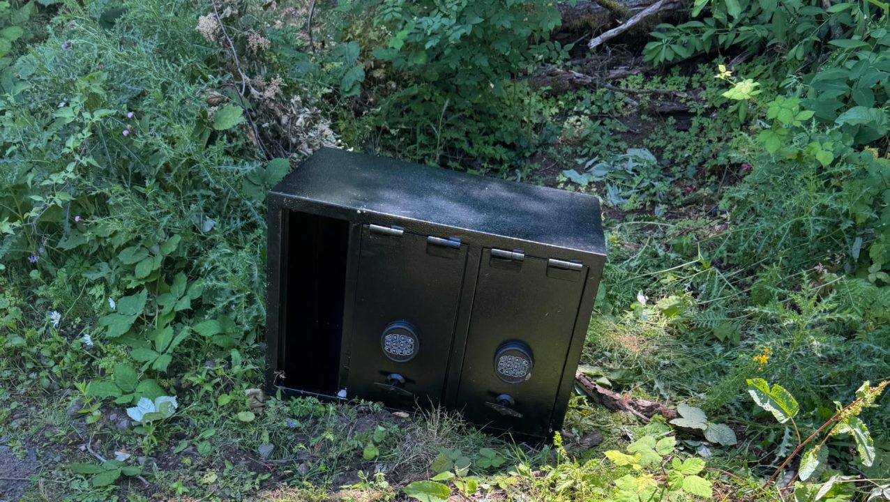 Caught on camera: Burglar steals safe from Cascade Locks fish market ...