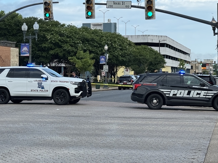Shreveport police officer shot, suspect killed in altercation - AOL