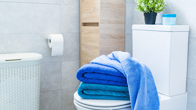 5 Reasons To Ditch The Towel Rack In Your Bathroom - AOL