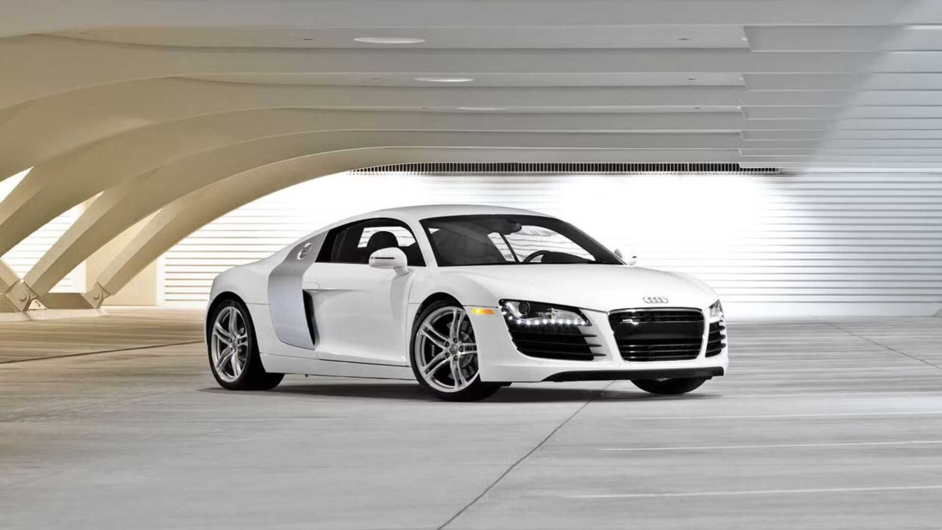 2008-2009 Audi R8 Coupe bijeli pogled sprijeda pod kutom