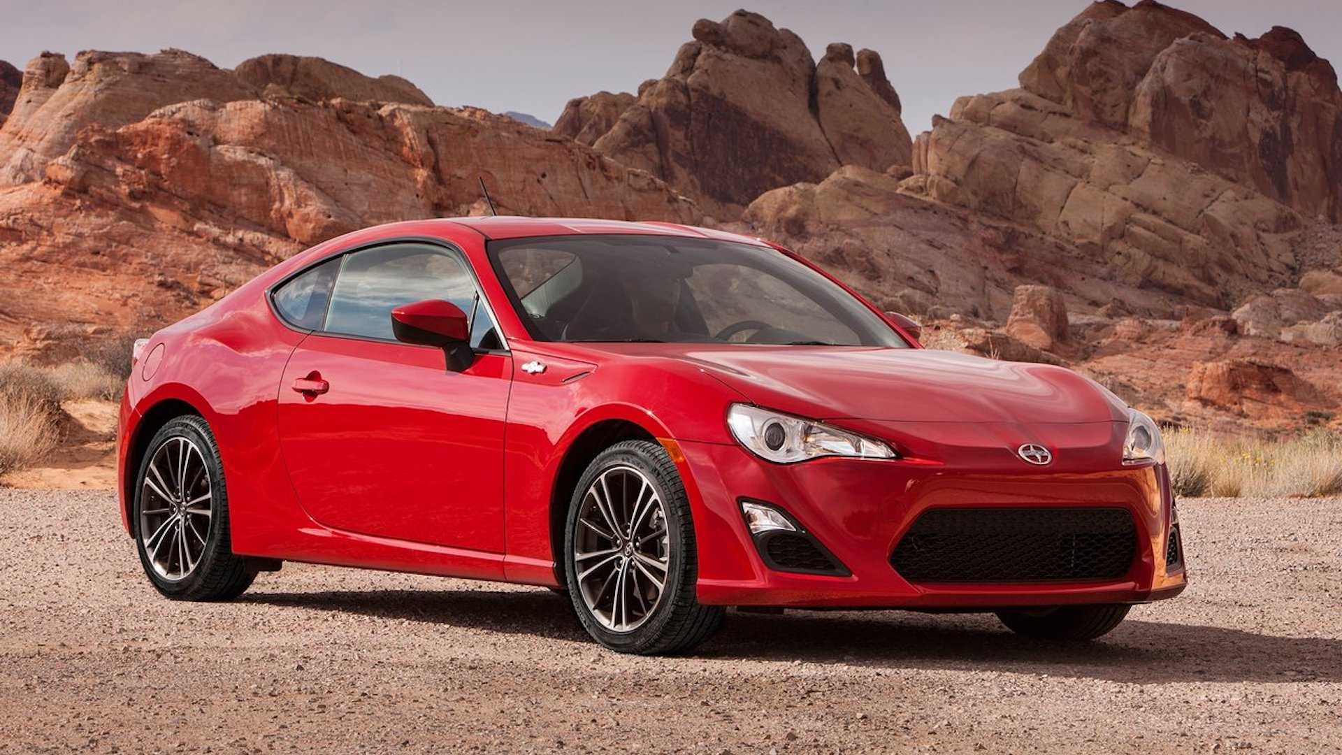 2013 Scion FR-S Red Pogled sprijeda pod kutom
