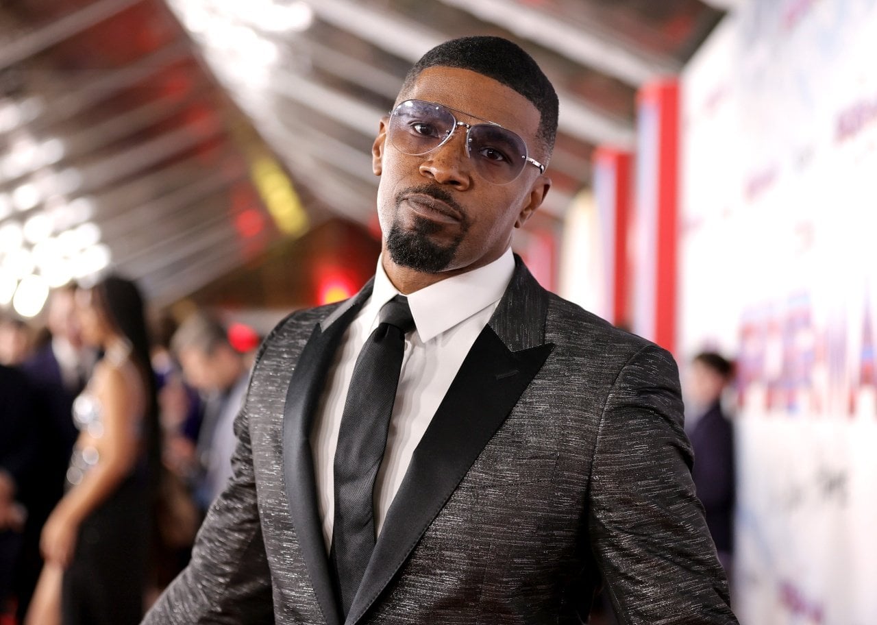 Jamie Foxx poses for a picture wearing sunglasses at a premiere. - 