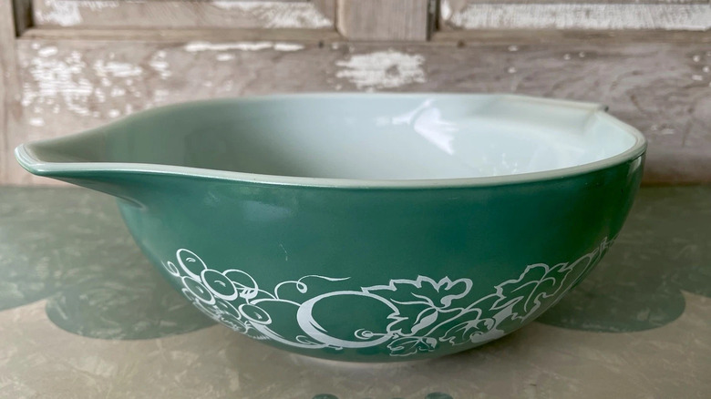 Countertop Pyrex The Rare Pyrex Bowl Collectors Dream Of Finding That Looks Good On Your ...