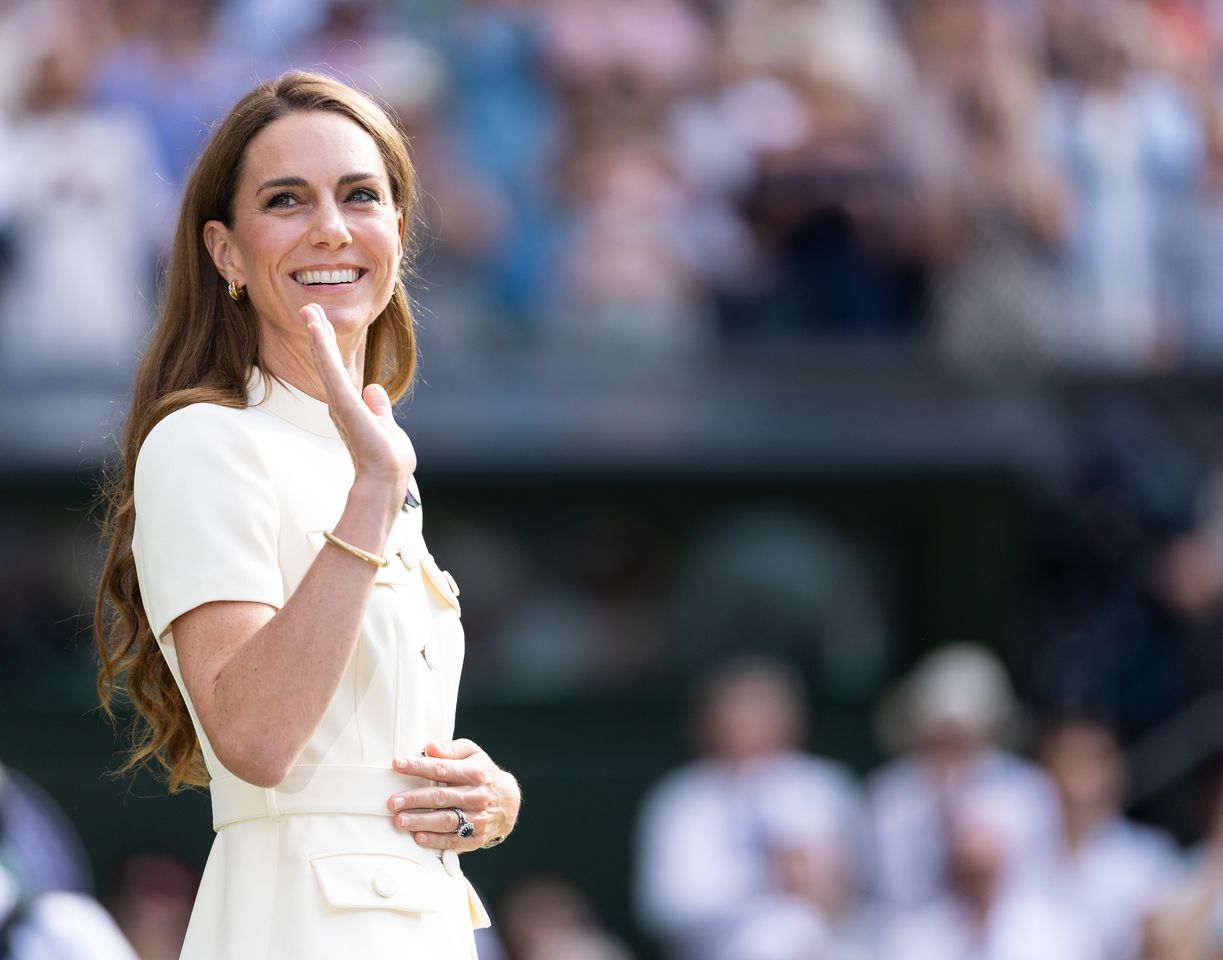 kate middleton new years eve dress Looking for a sophisticated New Year's Eve outfit? Kate Middleton's floor-length lace gown and glass hair blowdry oozes elegance