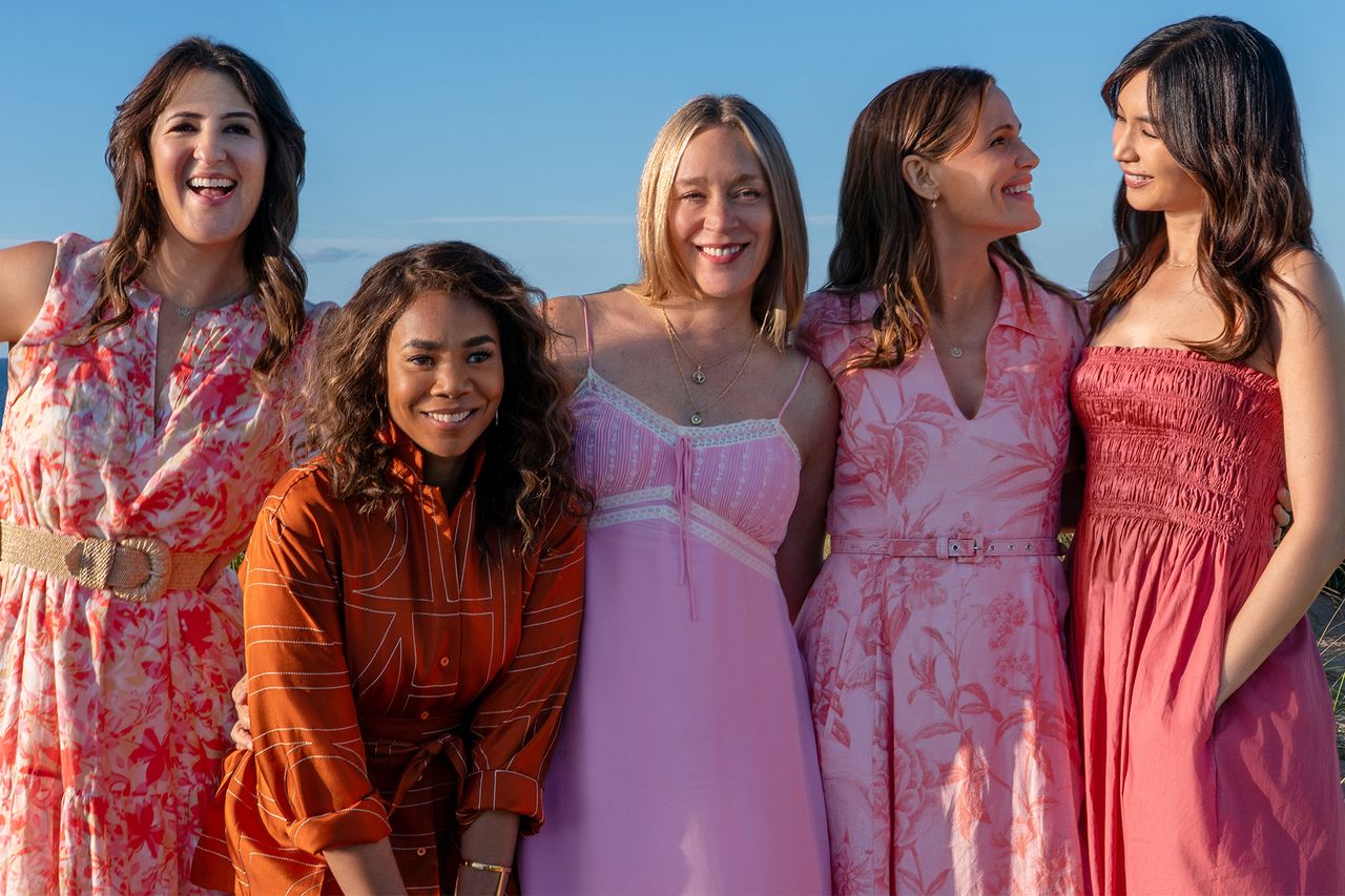 D'Arcy Carden como Brooke, Regina Hall como Dru-Ann, Chloë Sevigny como Tatum, Jennifer Garner como Hollis, Gemma Chan como Gigi em 'The Five Star Weekend'Crédito: Seacia Pavao/Peacock