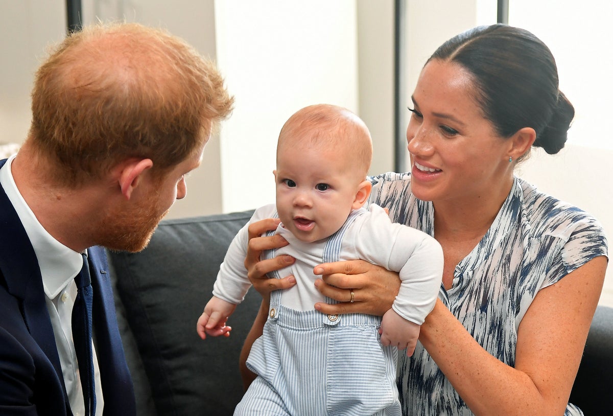 El duque y la duquesa de Sussex sostienen a su hijo Archie durante una reunión con el arzobispo Desmond Tutu en Sudáfrica en 2022 (Toby Melville/PA)