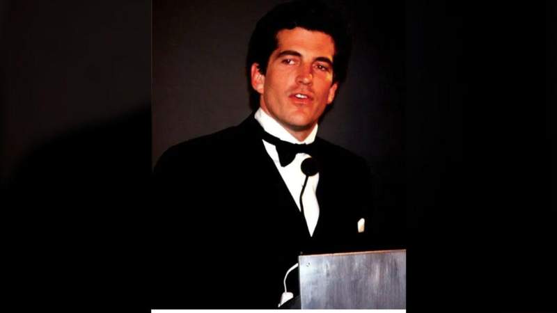 Steven M. Gillon dijo que JFK Jr. quedó profundamente afectado por la muerte de la princesa Diana en 1997, según RoseMarie Terenzio.MEGA