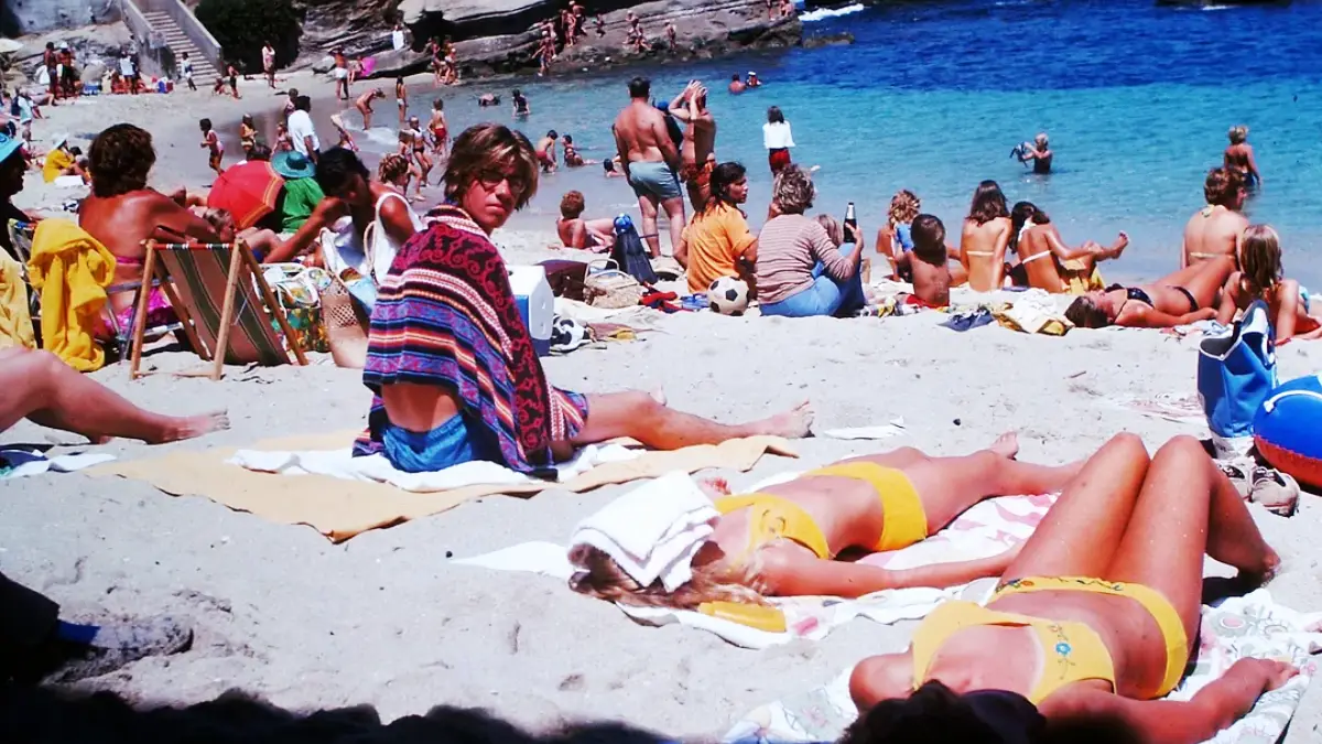 19 Vintage Photos That Show How People Spent a Day at the Beach in