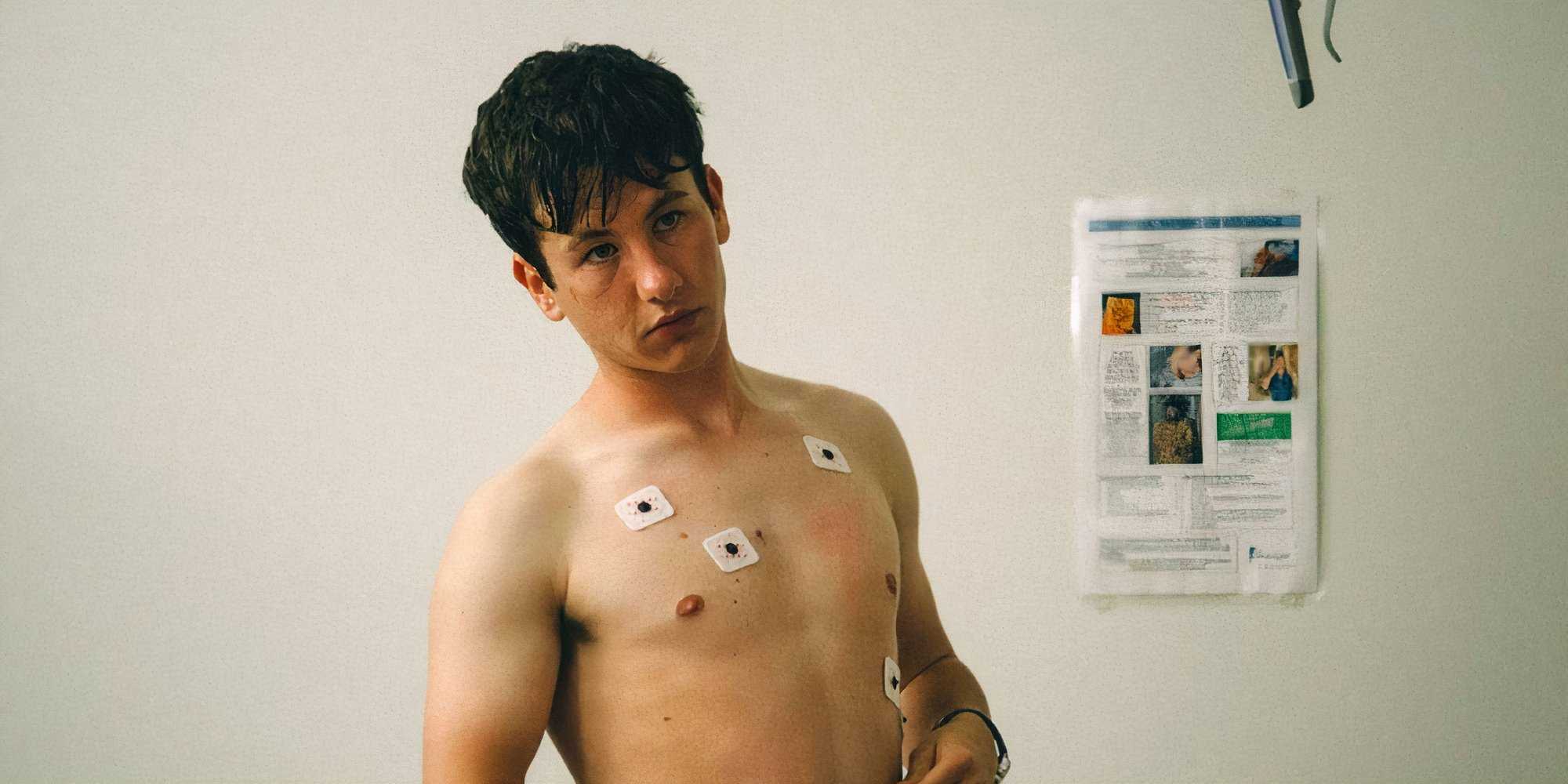 Barry Keoghan como Martin sin camisa y con cables conectados al pecho en The Killing of a Sacred Deer.