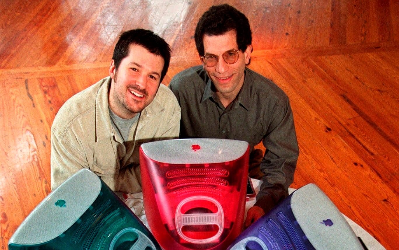 Jonny Ive with Jon Rubinstein, Apple's senior vice president of engineering in 1998 with the multi-coloured Apple Mac