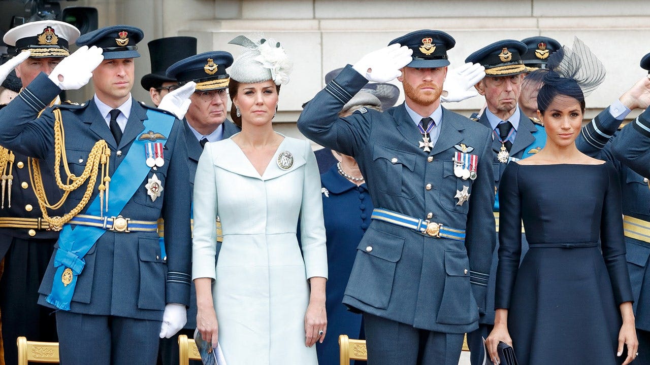 El príncipe William, Kate Middleton, el príncipe Harry y Meghan Markle juntos en ropa formal en honor a la Royal Air Force.