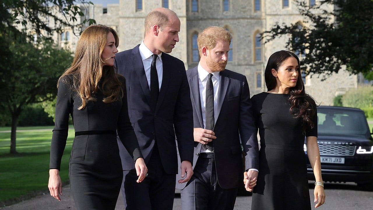 Catalina, Princesa de Gales, Príncipe William, Príncipe Harry y Meghan, Duquesa de Sussex, caminando en el Castillo de Windsor
