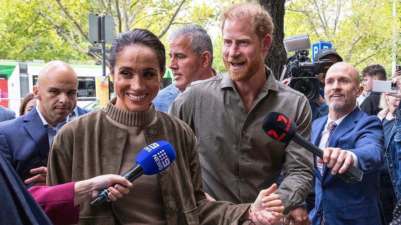 El príncipe Harry y Meghan Markle llegan al Museo Nacional de Arte de Veteranos de Australia en Melbourne