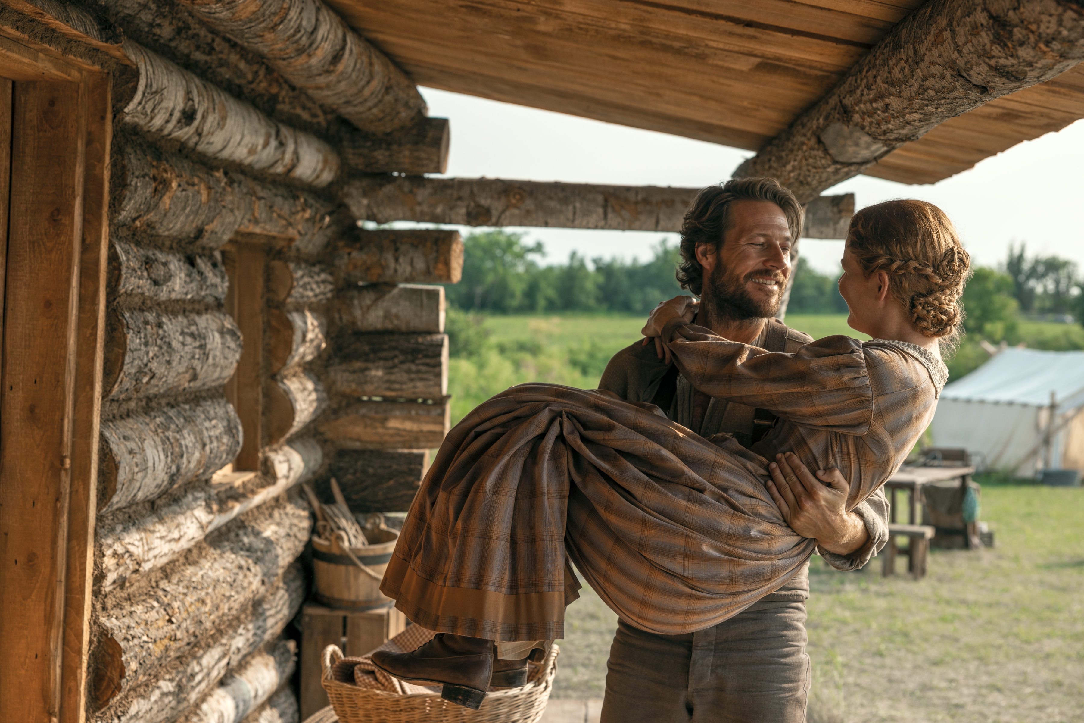 Luke Bracey como Charles Ingalls y Crosby Fitzgerald como Caroline Ingalls en 'La casa de la pradera'