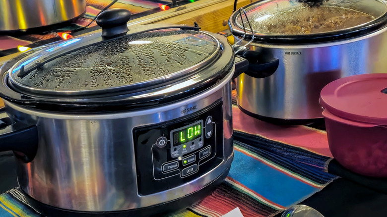 crock pot plugs into cigarette lighter RoadPro 12-Volt Slow Cooker 1.5 Quart With a stylish white finish Popular Slow Cooker Chicken Chili