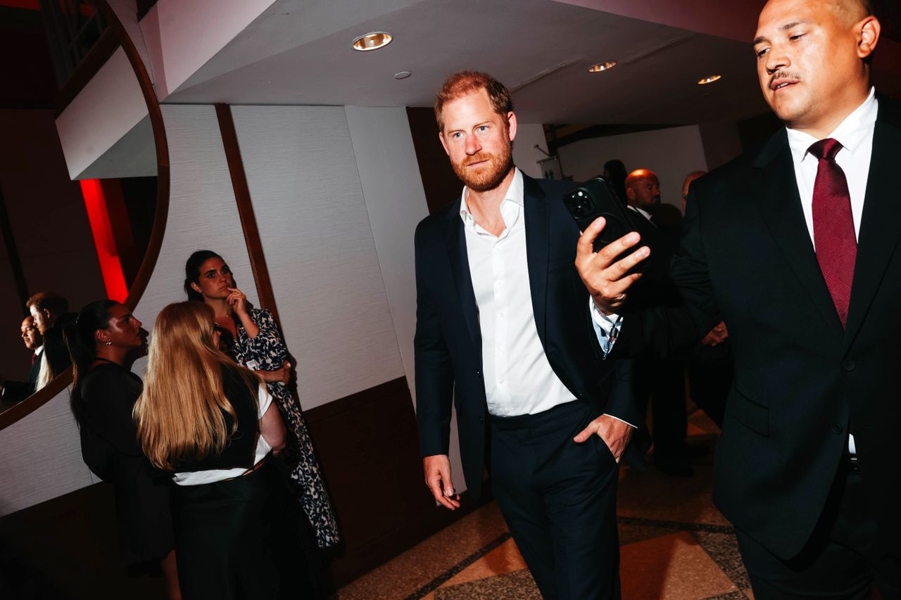 Prince Harry accused of kissing his friend's girlfriend during boozy Hampshire weekend - AOL
