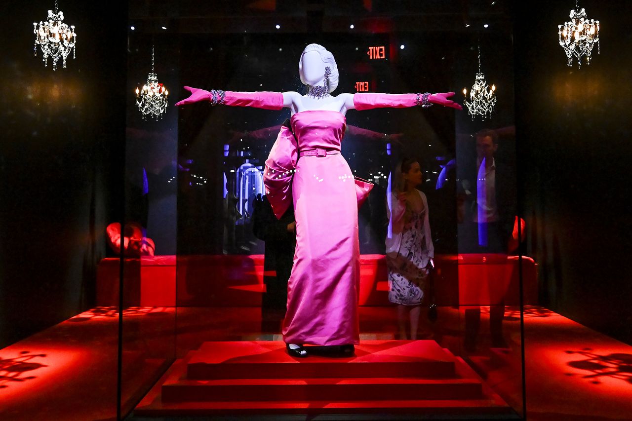 The Rare Discontinued Le Creuset Set To Look For At Thrift Stores