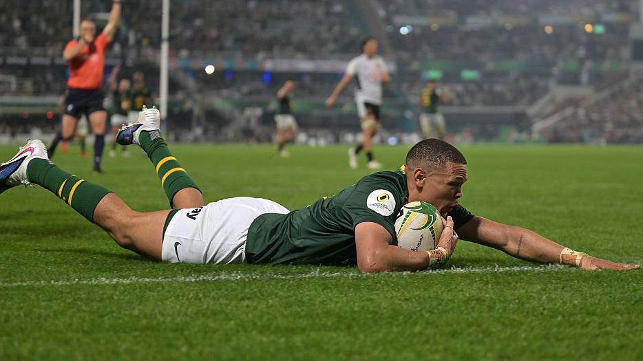South Africa's Jaco Williams scores a try