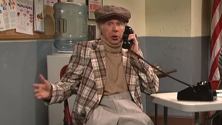 Dana Carvey personificando a Mickey Rooney