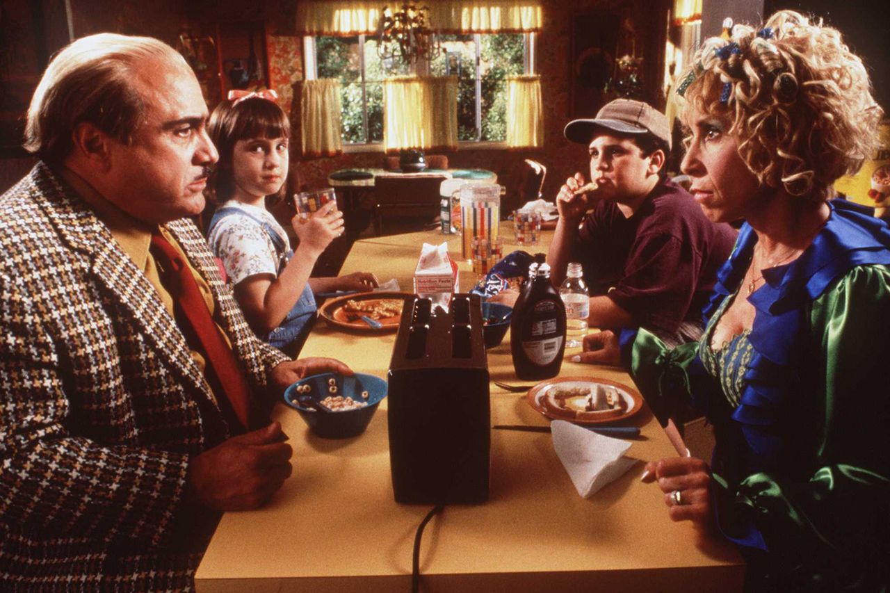 مارا ويلسون تستذكر مساعدة داني ديفيتو لعائلتها أثناء تصوير فيلم “Matilda” أثناء تعاملهم مع “شيء رهيب” خارج الشاشة – AOL