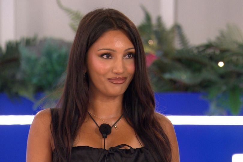 love-island-fans-finally-see-it-after-uncovering-jasmine-s-hollywood