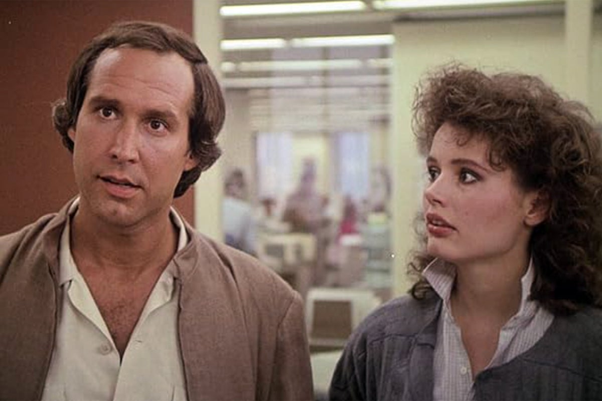Geena Davis protagonizó junto a Chevy Chase la comedia clásica de culto de 1985 (Universal Pictures)