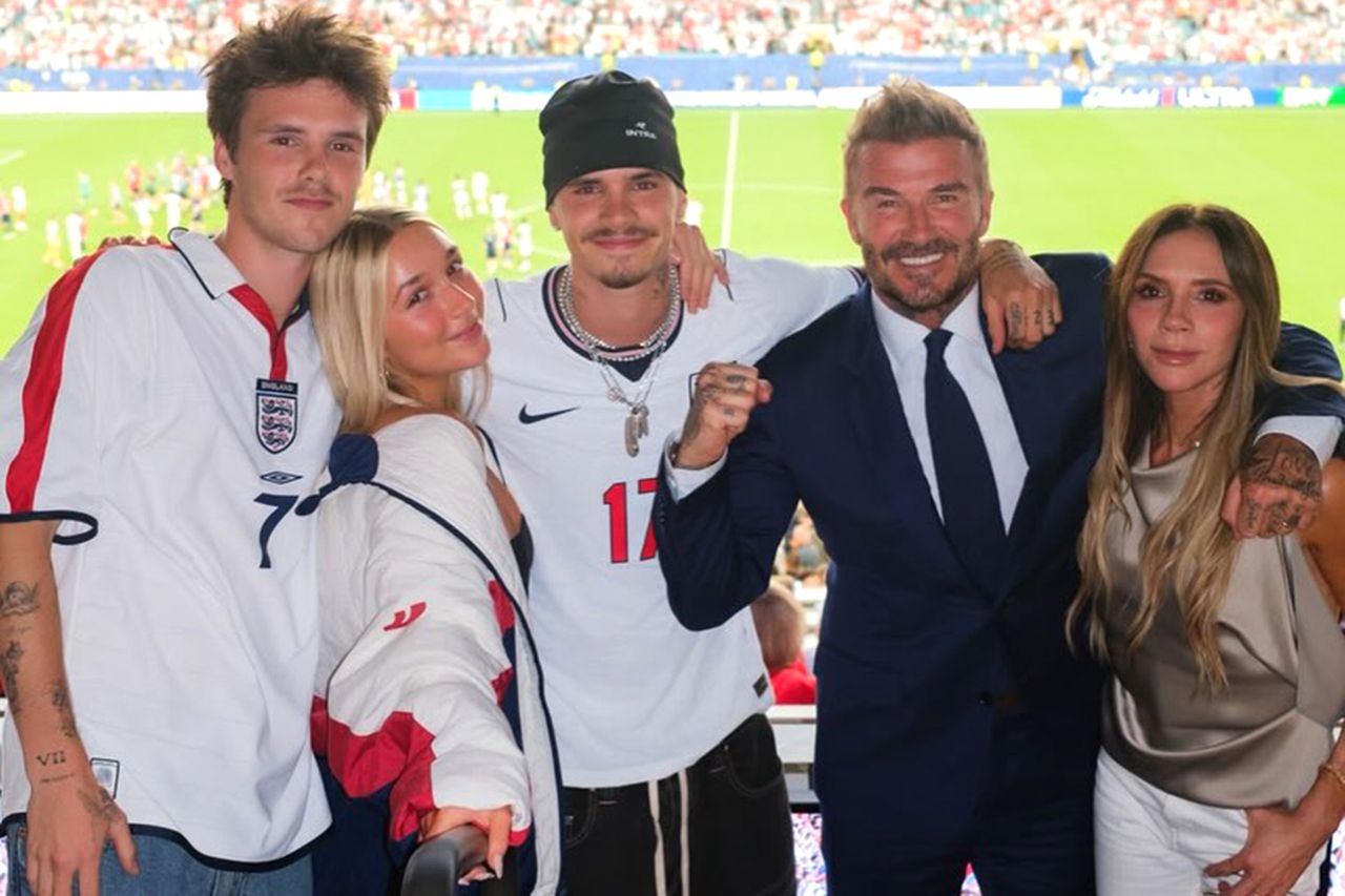 David e Victoria Beckham (à direita) com seus filhos Cruz, Harper, Romeo Beckham (da esquerda para a direita) na Copa do MundoCrédito: Victoria Beckham/Instagram