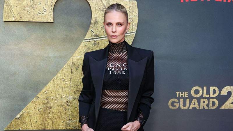 Charlize Theron elogiou seus colegas de elenco de 'The Odyssey'.MEGA