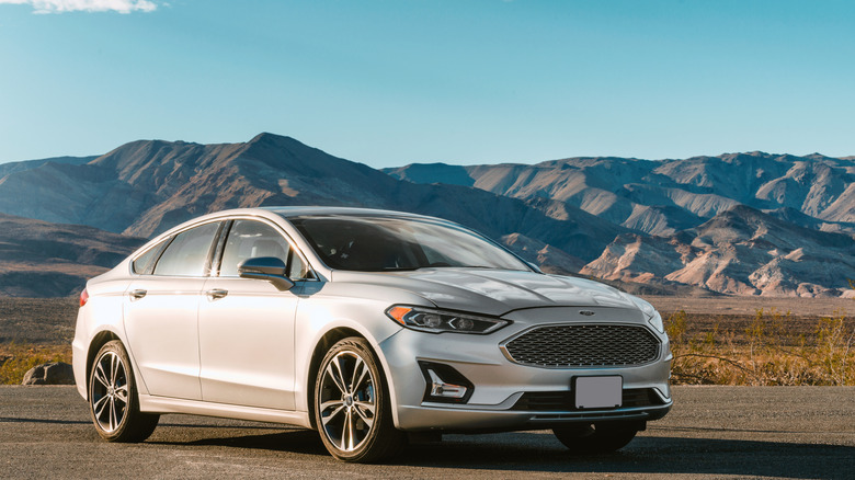 Srebrni Ford Fusion iz 2018. prikazan na planinskoj pozadini