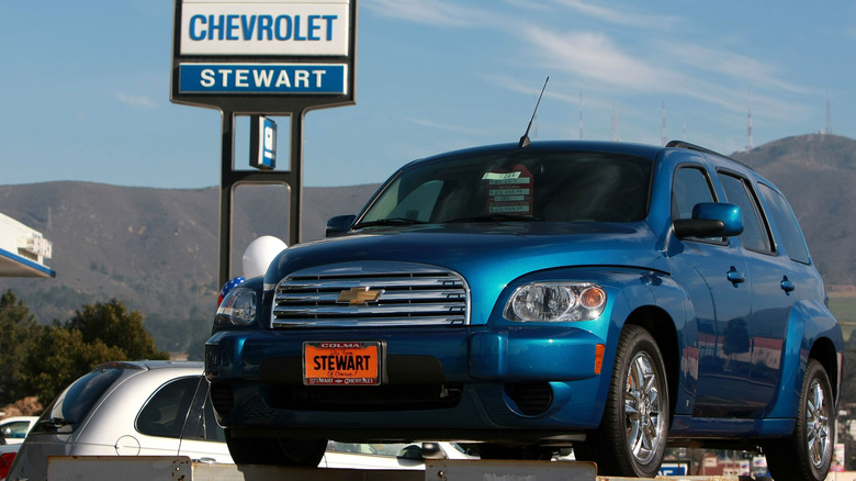 Tada novi plavi Chevrolet HHR parkiran ispred Chevroletovog zastupnika