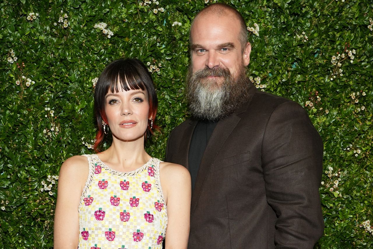 Lily Allen e David HarbourCrédito: Sean Zanni/WireImage