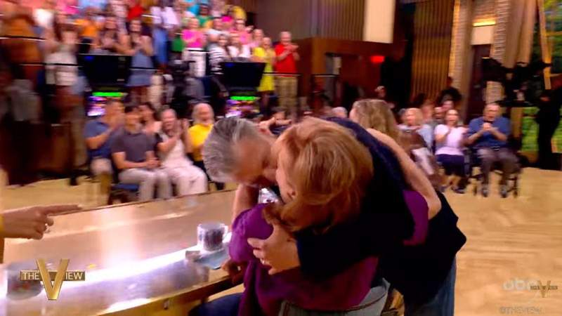 Joy Behar e o ator são casados ​​com outras pessoas.@theview/youtube