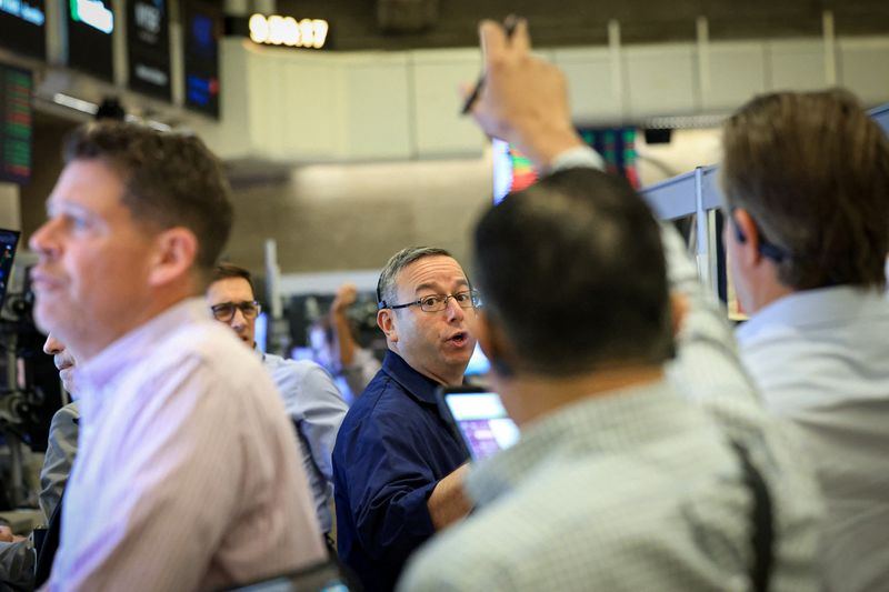 Wall Street indexes decline as tech earnings and oil prices impact markets